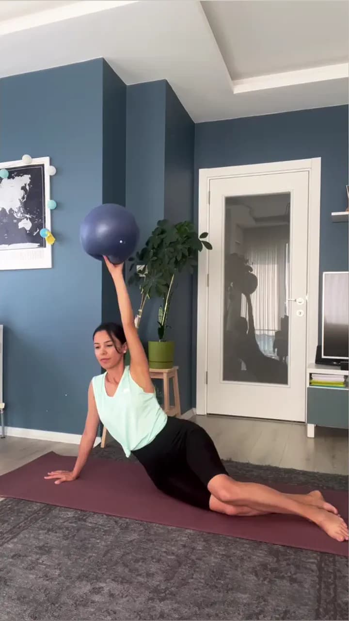 Yelsen evinde mat üzerinde pilates topuyla hareket yaparken